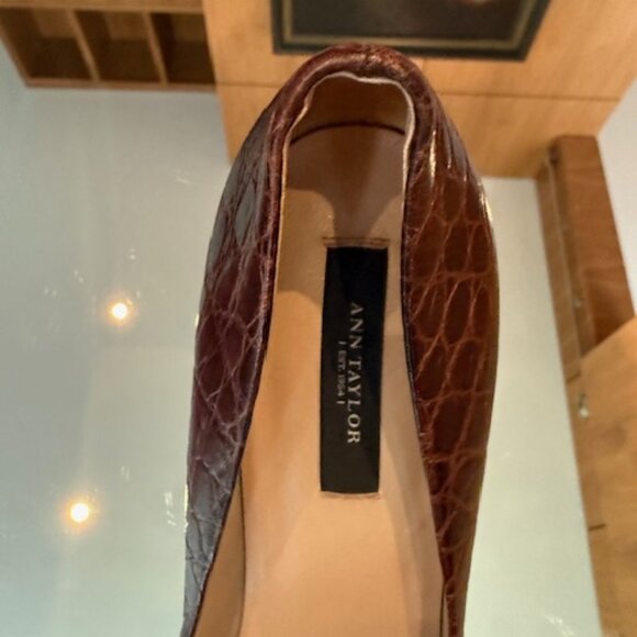 Pre-Loved Ann Taylor Brown Crocodile Print Leather Pumps - Women's Size 7.5 - Picture 4 of 7